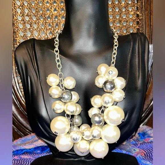 Source Unknown | Jewelry | Faux Pearls Cluster Bold Necklace  display picture 2
